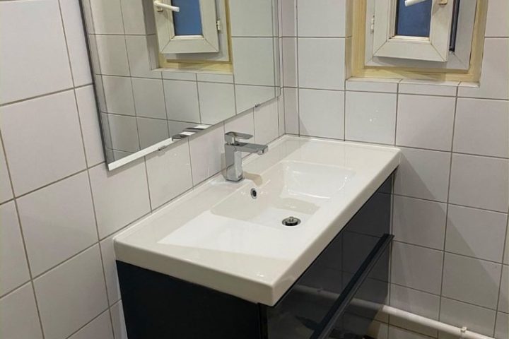 Salle de bain rénovée : meuble vasque et robinetterie