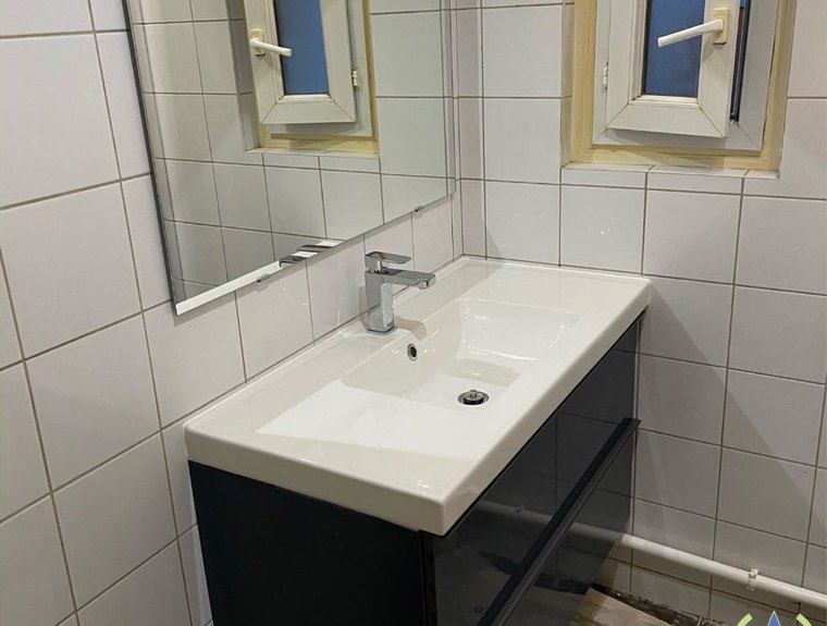 Salle de bain rénovée : meuble vasque et robinetterie