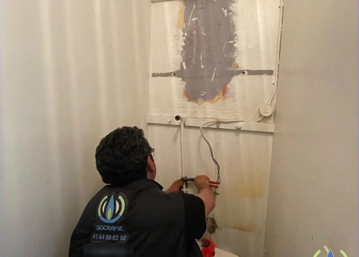 Un technicien Socrame en intervention sur une arrivée d’eau